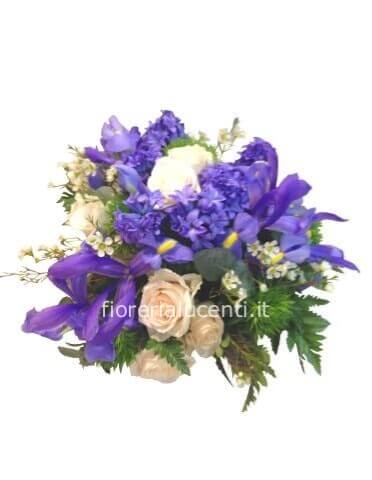 Composizione assortita con iris blu