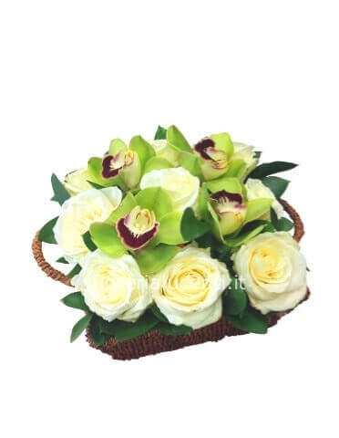 Cestino di 5 rose quadrato con 3 orchidee. misura piccola