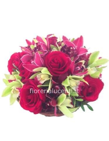 Composizione con rose e orchidee cimbidium