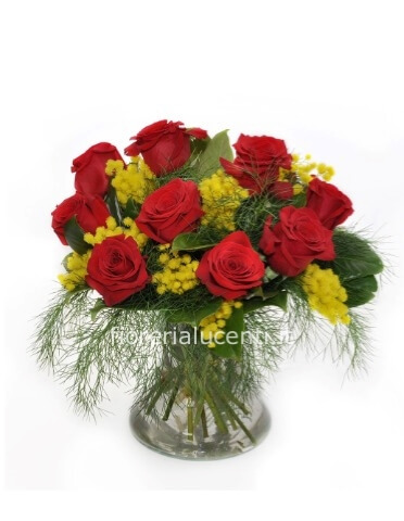 Bouquet di 3 rose rosse e mimosa con foglie e verti decotrativi