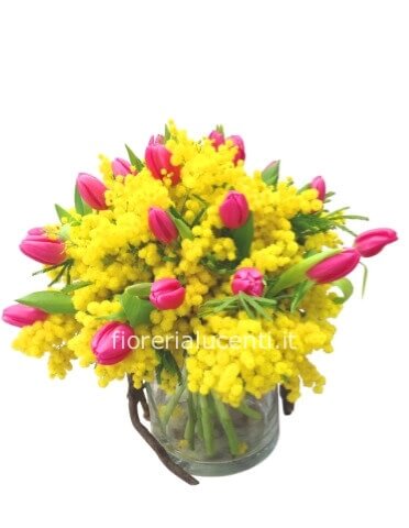 Bouquet di 5 tulipani con mimosa e foglie decorative.