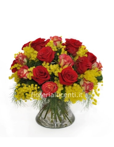 Bouquet di 5 rose assortite ,colori misti e mimosa