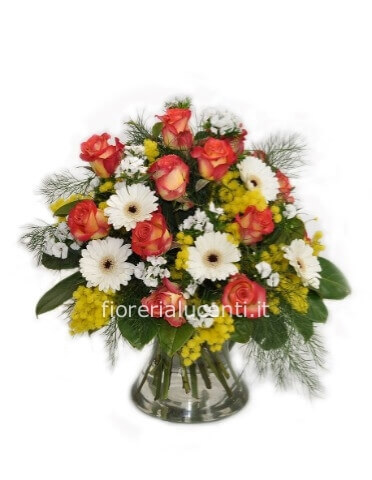 Bouquet di fiori assortiti con tre rose colorate e altro.