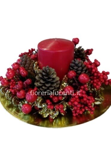 Centrotavola natalizio rosso, con candela , bacche e abete.