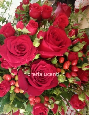 Buoquet di rose rosse miste.