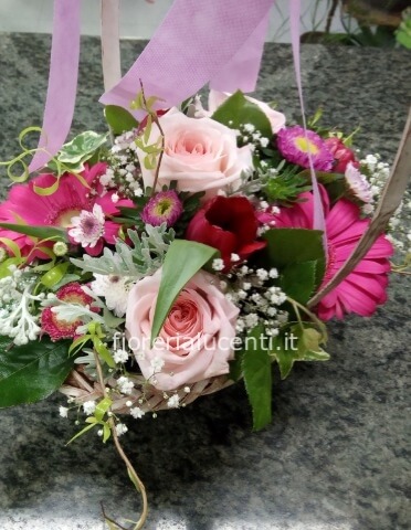 Cestino con fiori di stagione.