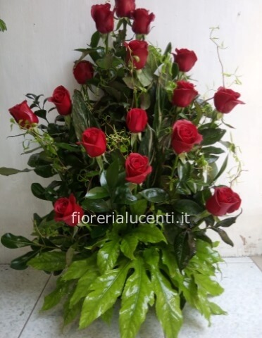 Composizione di rose rosse
