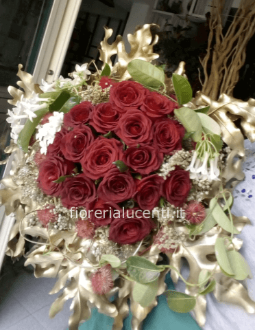 bouquet di 20 rose rosse con sotto mazzo di foglie dorate