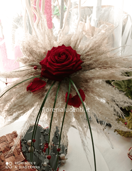 Collo di piume con rose