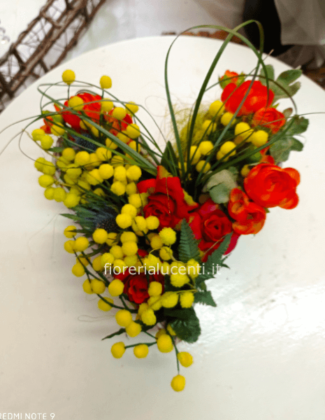 Cestino di  fiori di stagione e mimosa