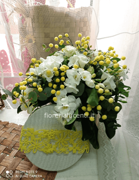  Cappelliera fiori bianchi e gialli di stagione 