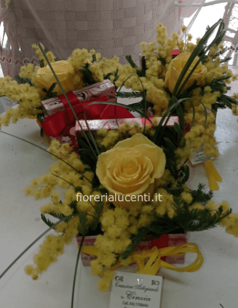 Scatola con rosa e mimosa 