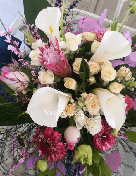 Buoquet di calle e roselline piccole