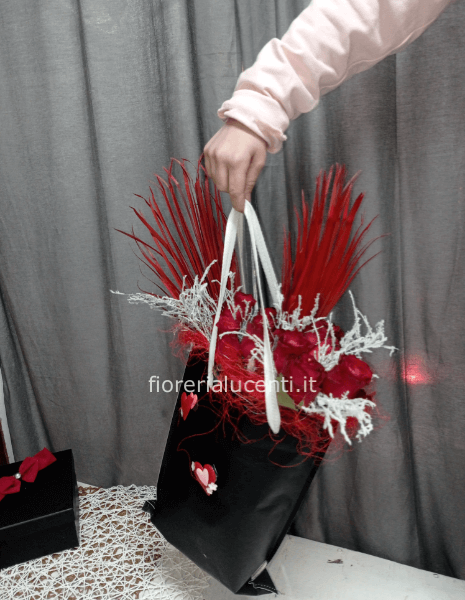 Borsa lavagna con 5 rose rosse e altro riempitivo