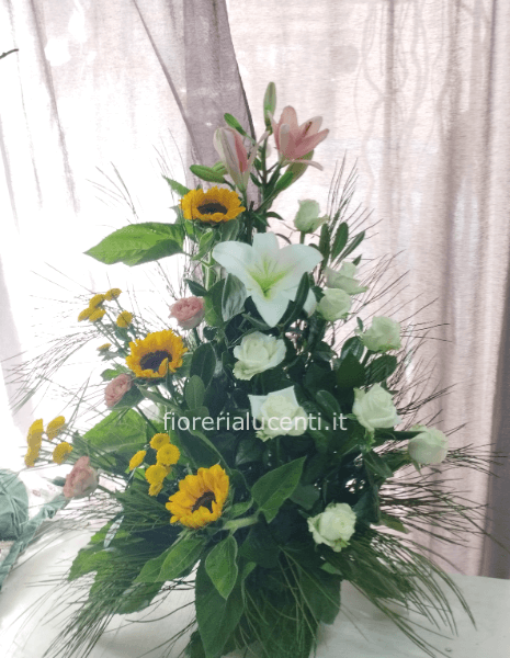 Composizione fiori di stagione colori chiari 