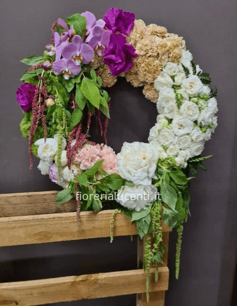 Corona funebre con fiori di stagione