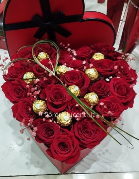 Scatola rose e cioccolatini 