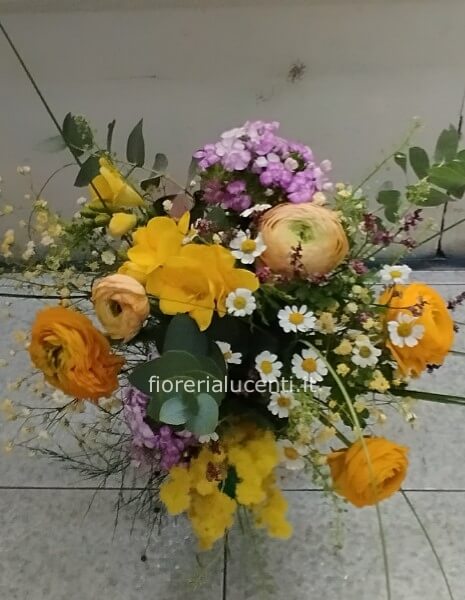 Fiori di campo con mimosa