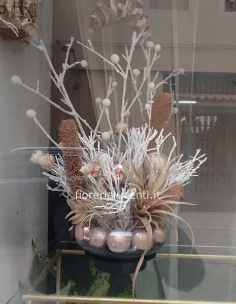 Composizione centrotavola con sfere rosa 